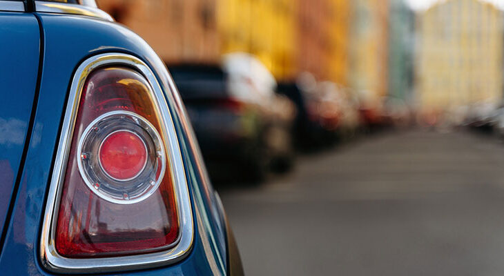 Auto parkt am Strassenrand