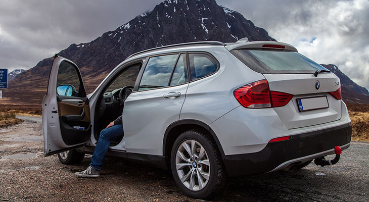 BMW X1 vor einem Berg