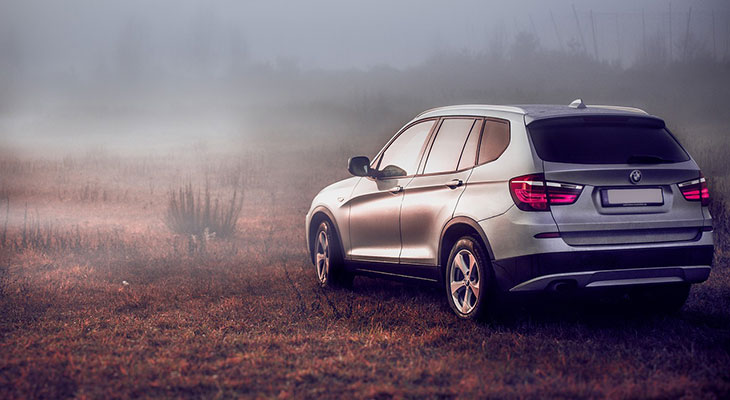 BMW X1 auf einem Feld mit Nebel