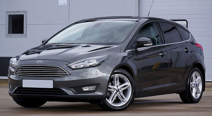 Ford Focus vor einer Garage