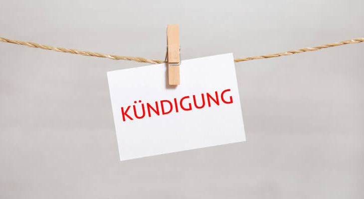 Kündigungsschild an Wäscheleine